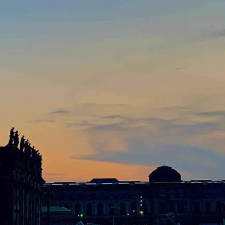 Zentral Altstadt Am Neptunbrunnen Zwei *