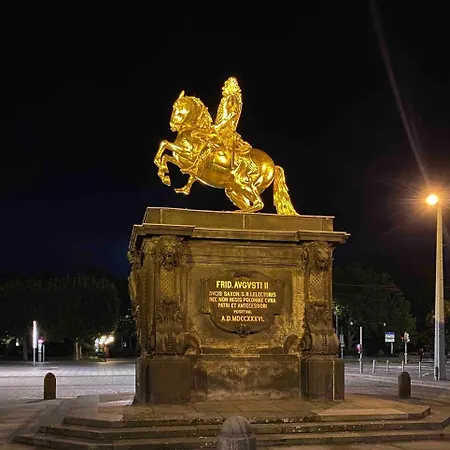 Dresden Zentral Altstadt Am Neptunbrunnen Zwei Zimmer Dresden